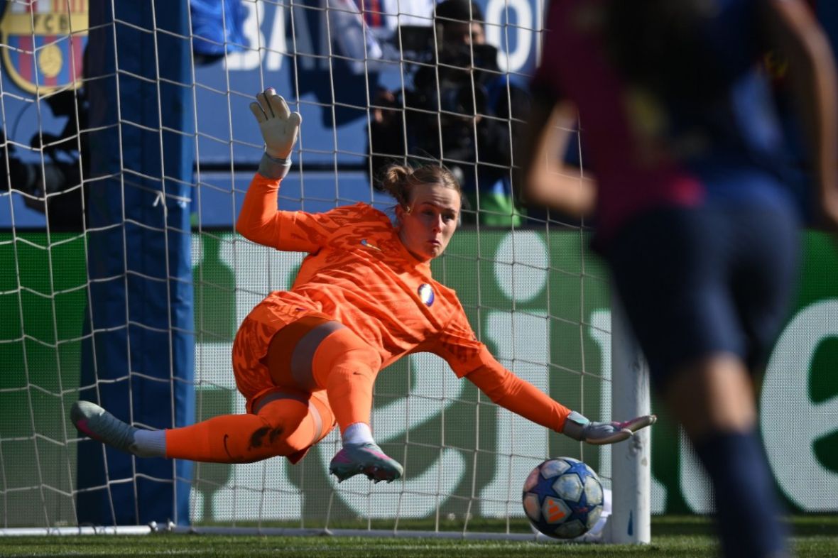 England Women's Goalkeeper Hannah Hampton is Stepping Up New England Lionesses Era! 3 England Women's Goalkeeper Hannah Hampton replaces Goalkeeper Mary Earps. Exciting England women's national football team news as England Lionesses Hannah Hampton aims to become a world top goalkeeper.