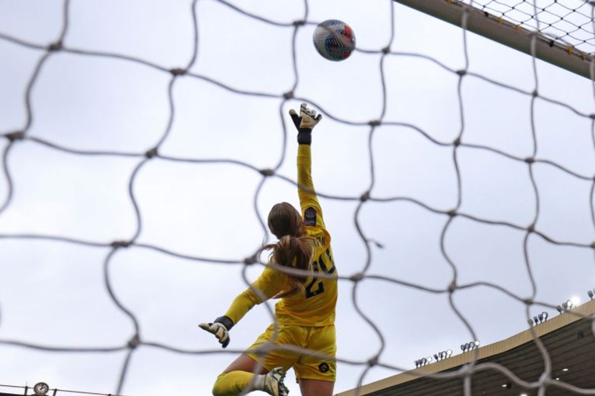 England Women's Goalkeeper Hannah Hampton replaces Goalkeeper Mary Earps. Exciting England women's national football team news as England Lionesses Hannah Hampton aims to become a world top goalkeeper.